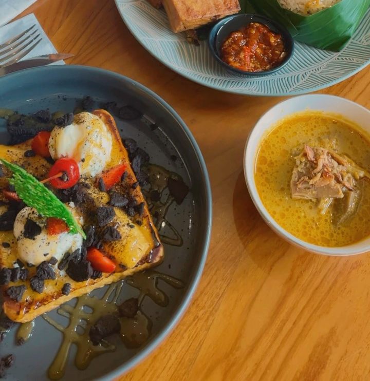 Nasi liwet, tahu tempe, dan soto di meja Sugeng Rawuh